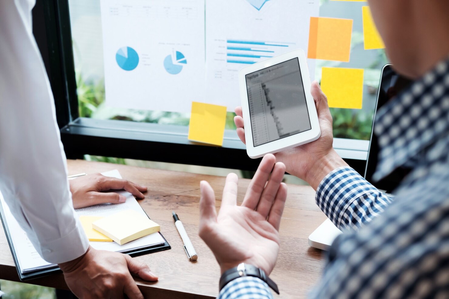 hombres negocios que encuentran concepto ideas diseno planificacion empresarial 1421 391